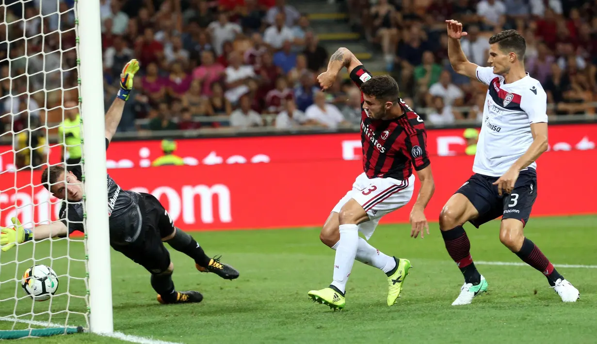 Kiper Cagliari, Rafael gagal menghalau bola tendangan penyerang AC Milan, Patrick Cutrone pada lanjutan liga Serie A Italia di stadion San Siro di Milan, (27/8). AC Milan menang atas Cagliari dengan skor 2-1. (AP Photo / Luca Bruno )