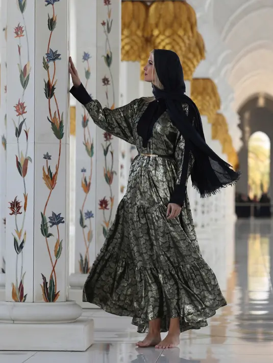 Ivanka Trump, putri dan penasihat senior Presiden Donald Trump, mengunjungi Masjid Agung Sheikh Zayed di Abu Dhabi, Uni Emirat Arab, Sabtu (15/22020). Ivanka akan menjadi salah satu pembicara dalam acara 'Global Women's Forum' yang berlangsung pada 16-17 Februari 2020. (AP/Kamran Jebreili)