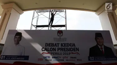 Aktivitas pekerja jelang debat Capres kedua di Hotel Sultan, Jakarta, Jumat (15/2). KPU mengusung materi debat kedua Capres 2019 mengangkat tema energi, pangan, infrastruktur, sumber daya alam, dan lingkungan hidup. (Merdeka.com/Imam Buhori)