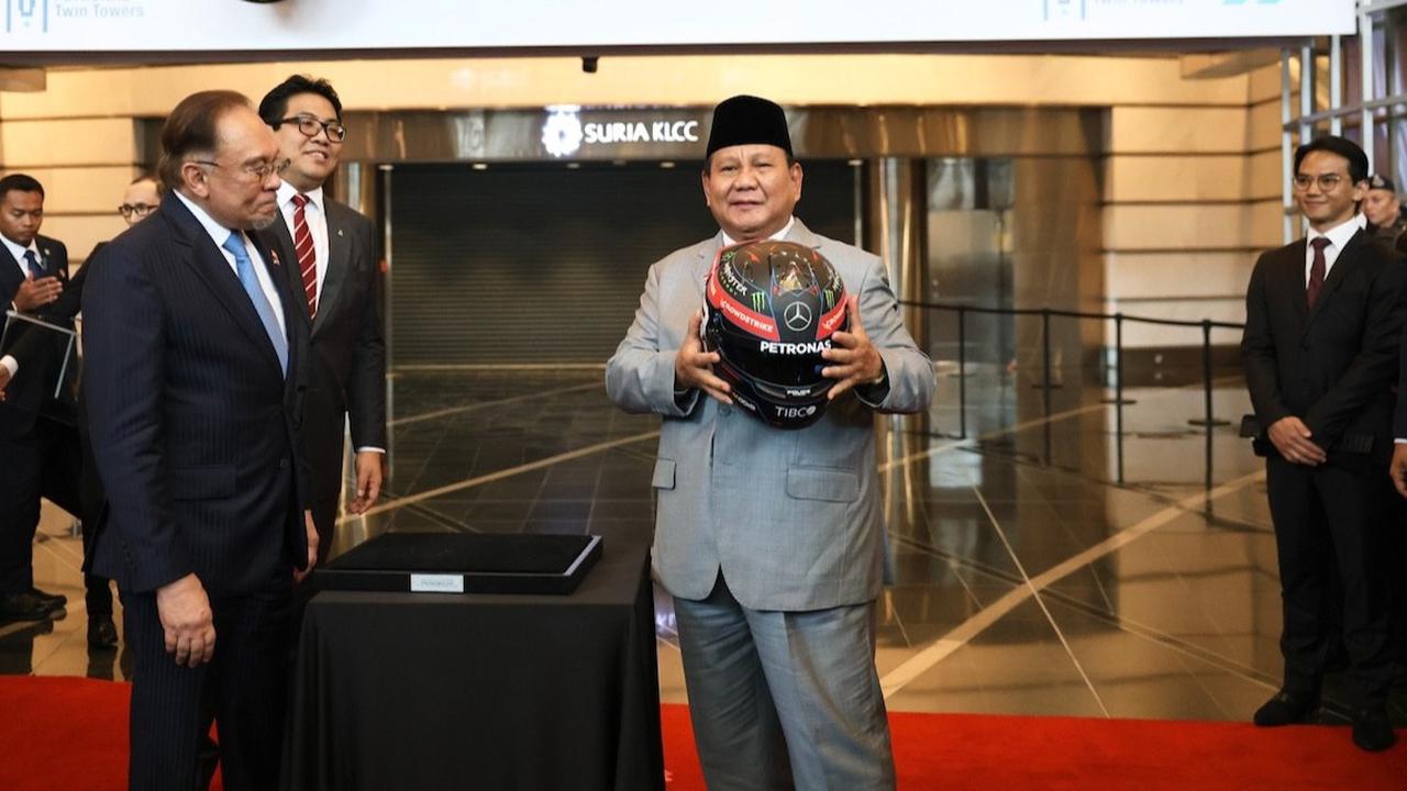 Momen Prabowo Tunjuk Mobil F1, Padahal Sudah Diberi Helm PM Malaysia
