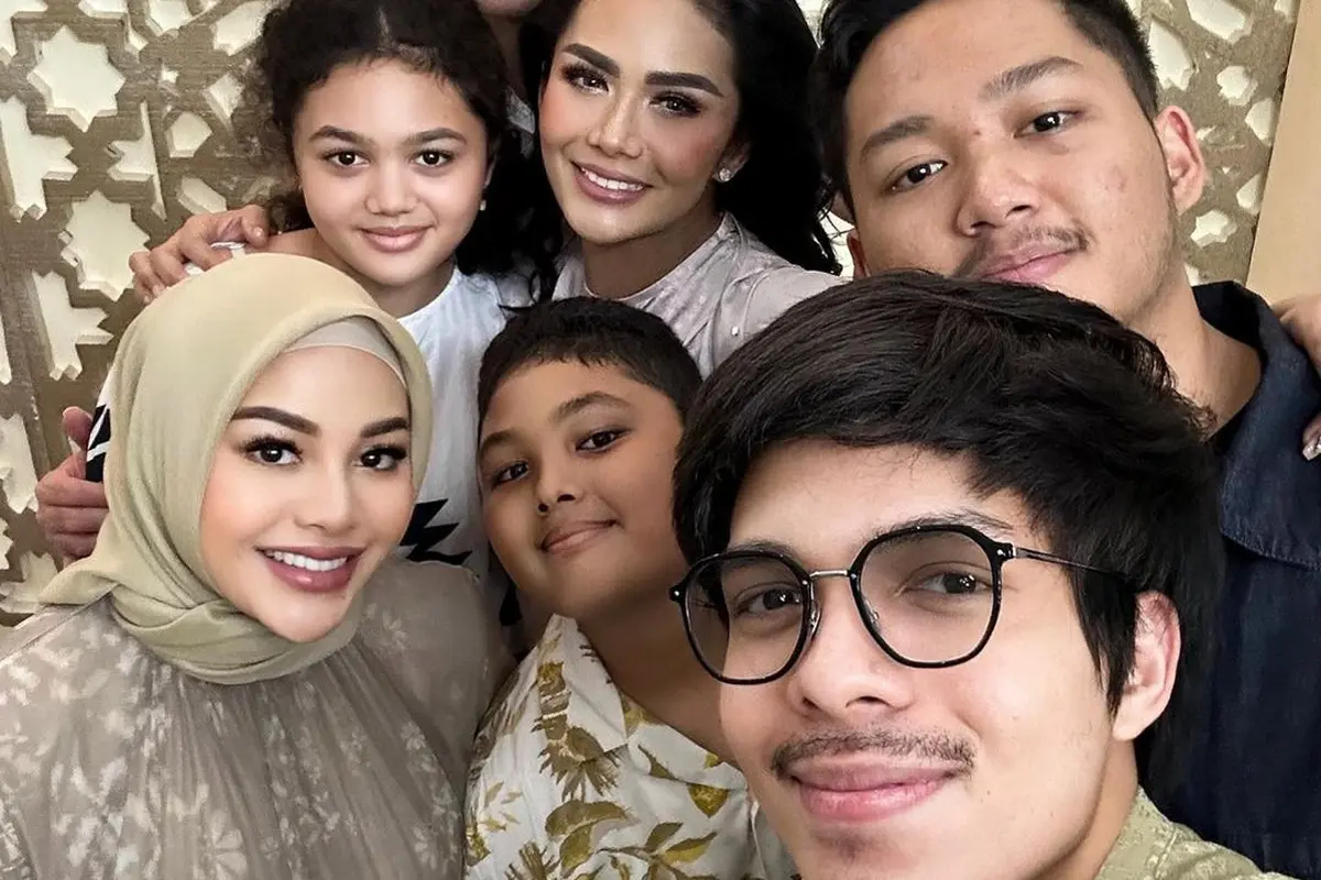 Atta Halilintar dan Aurel Hermansyah sambangi rumah Krisdayanti – Raul Lemos jelang berangkat mudik Lebaran idul Fitri 2023 ke Jember (Foto: Instagram aurelie.hermansyah)