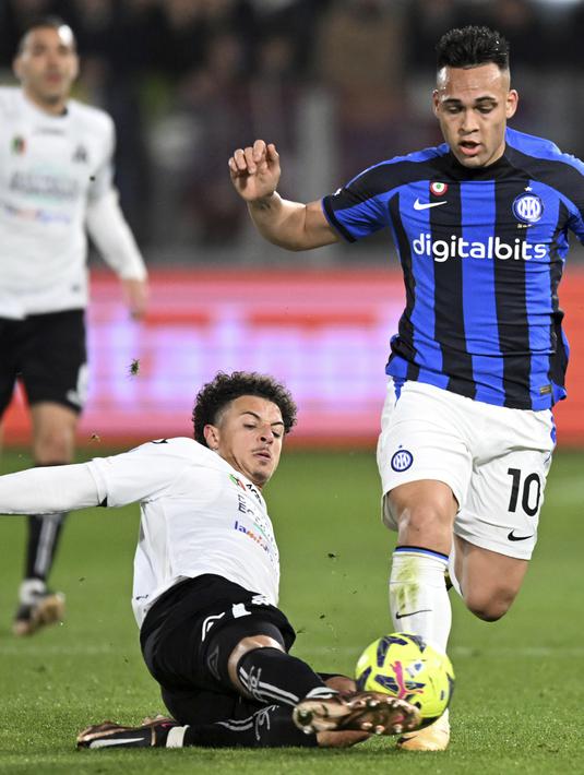 <p>Penyerang Inter Milan, Lautaro Martinez membawa bola dari kawalan pemain Spezia, Ethan Ampadu pada pertandingan lanjutan Liga Serie A Italia di Stadion Alberto Picco di La Spezia, Italia, Sabtu (11/3/2023). Kemenangan ini membuat Spezia kini beraada di urutan ke-17 dengan 24 poin. (Tano Pecoraro./LaPresse via AP)</p>