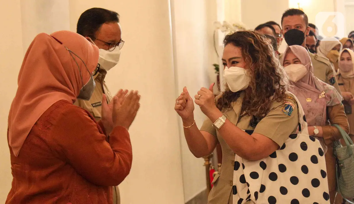 <p>Gubernur DKI Jakarta Anies Baswedan didampingi istrinya, Fery Farhati bersalaman dengan pegawai Pemprov DKI saat halal bihalal di Balai Kota DKI, Jakarta, Senin (9/5/2022). Anies Baswedan menggelar halal bihalal bersama para ASN Pemprov DKI Jakarta seusai libur Lebaran 2022. (Liputan6.com/Herman Zakharia)</p>