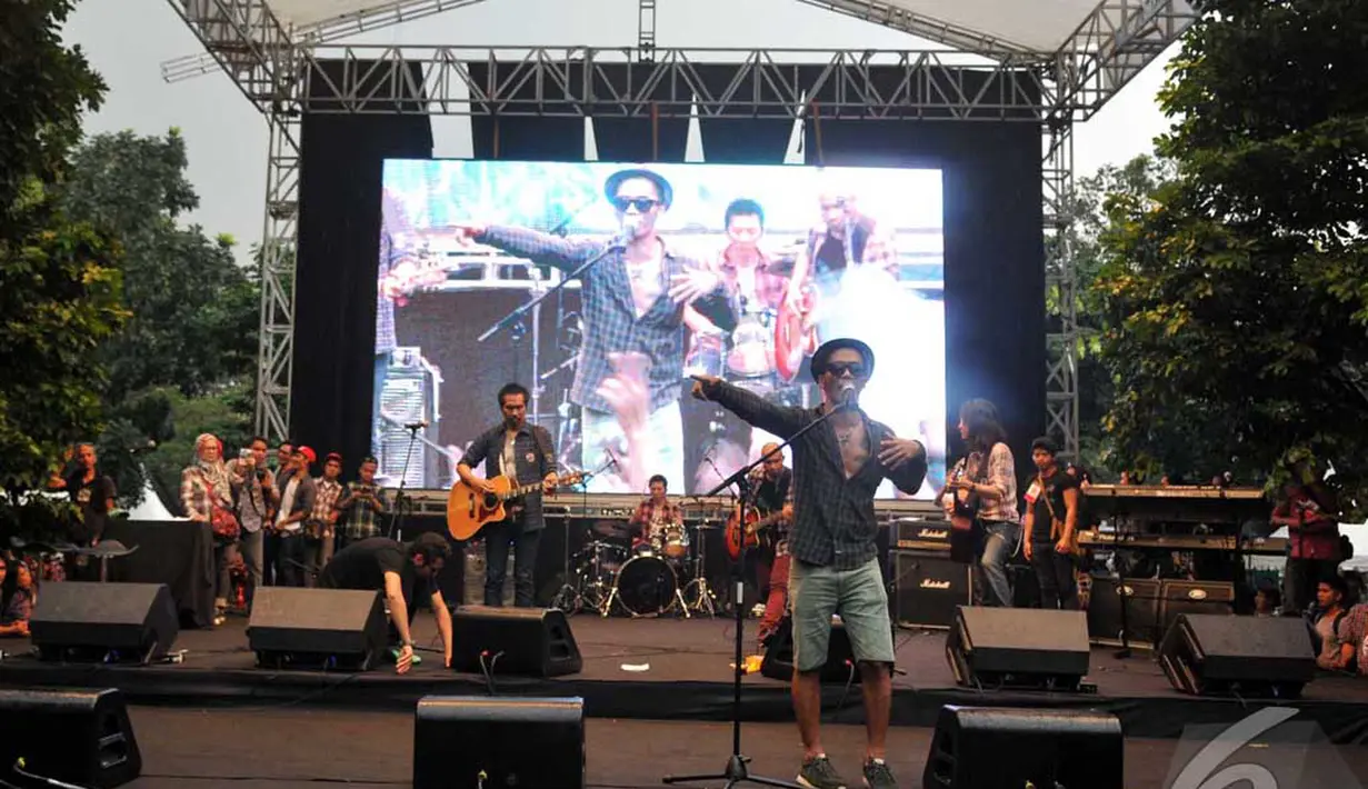 Puluhan artis bersama Grup Musik Slank untuk mendukung Jokowi-Jusuf Kalla (JK) (Liputan6.com/Johan Tallo)