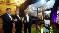 Warih Andang Tjahjono (kanan) bersama Presiden Direktur PT Toyota Motor Manufacturing Indonesia (TMMIN) baru Nandi Julyanto (tengah) dan Wakil Presiden Direktur Bob Azam (kiri). (Dok. TMMIN)