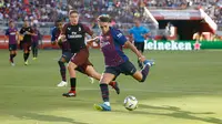 Penyerang Barcelona Munir El Haddadi berusaha menendang bola saat bertanding pada ICC 2018 di Levi's Stadium di Santa Clara, California (4/8). Milan menang tipis 1-0 atas Barcelona. (AFP Photo/Lachlan Cunningham)