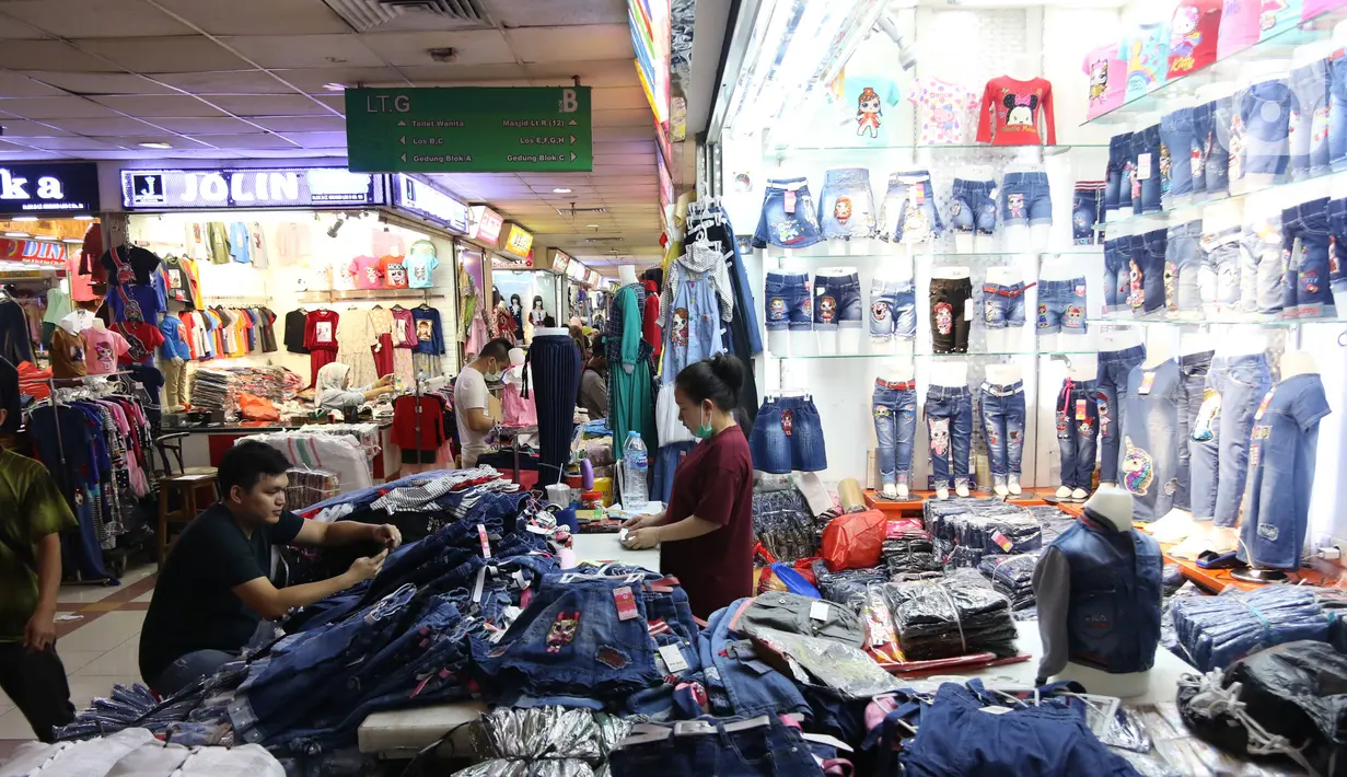 Aktivitas penjualan baju di Blok B Pasar Tanah Abang, Jakarta, Kamis (19/03). Terkait merebaknya virus Corona (Covid-19) Pasar Tanah Abang Blok B mengalami penurunan penjualan. Namun sebagian warga masih berdatangan untuk membeli kebutuhan dalam menyambut Bulan Ramadan. (Liputan6.com/Angga Yuniar)