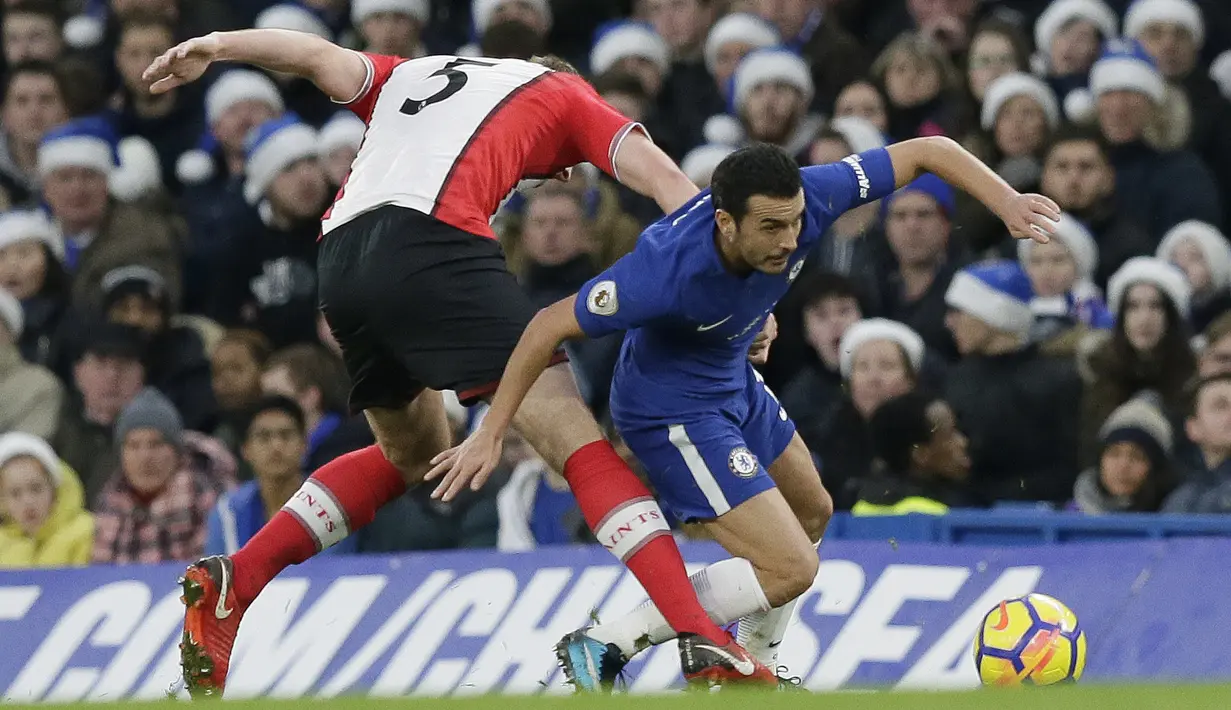 Pemain Southampton, Jack Stephens (kiri) mencoba menghentikan laju pemain Chelsea, Pedro pada laga Premier League di Stamford Bridge, London, (16/12/2017). Chelsea menang 1-0. (AP/Tim Ireland)