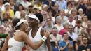 Petenis Spanyol, Garbine Muguruza, bersalaman dengan Venus Williams usai laga final Wimbledon di All England Lawn Tennis Club, Inggris, Sabtu (15/7/2017). Muguruza menang 7-5 dan 6-0 atas Williams. (AFP/Glyn Kirk)