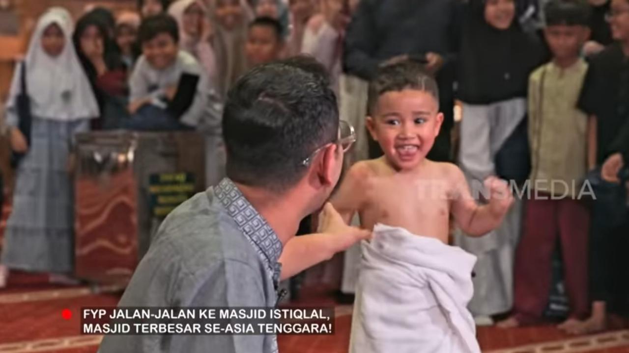 Deretan Tingkah Lucu Rayyanza saat Kunjungi Masjid Istiqlal, Ngaji Sambil 'Akrobat' Hingga Jumpa Penggemar