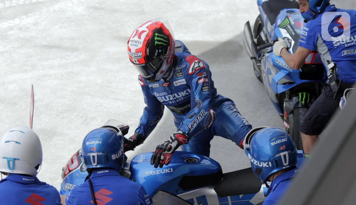 Pembalap Team Suzuki Ecstar, Alex Rins saat sesi Warm Up MotoGP di Pertamina Mandalika International Street Sirkuit, Nusa Tenggara Barat, Minggu (20/3/2022). (Liputan6.com/Helmi Fithriansyah)