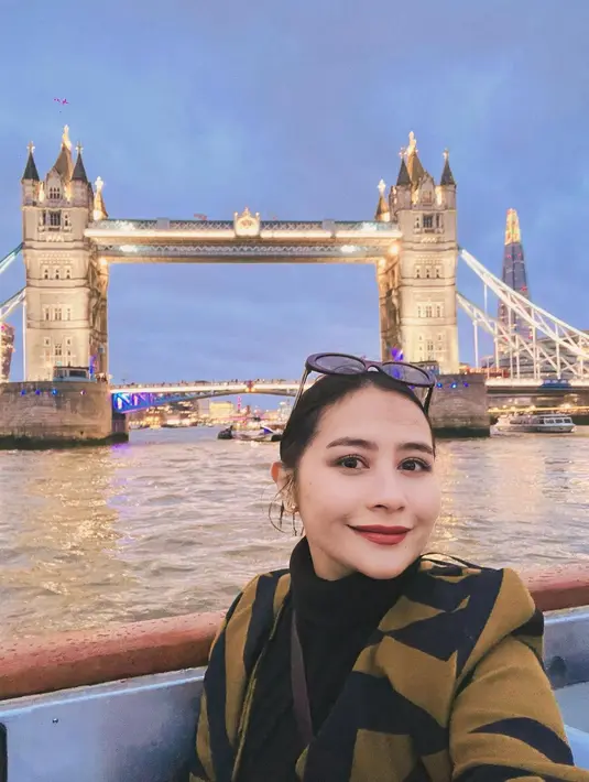 <p>Cantiknya Prilly Latuconsina saat menikmati waktu akhir tahunnya di London. Lihat bagaimana ia berfoto selfie memperlihatkan kecantikannya yang luar biasa dengan lipstik merah. [Foto: Instagram/prillylatuconsina96]</p>
