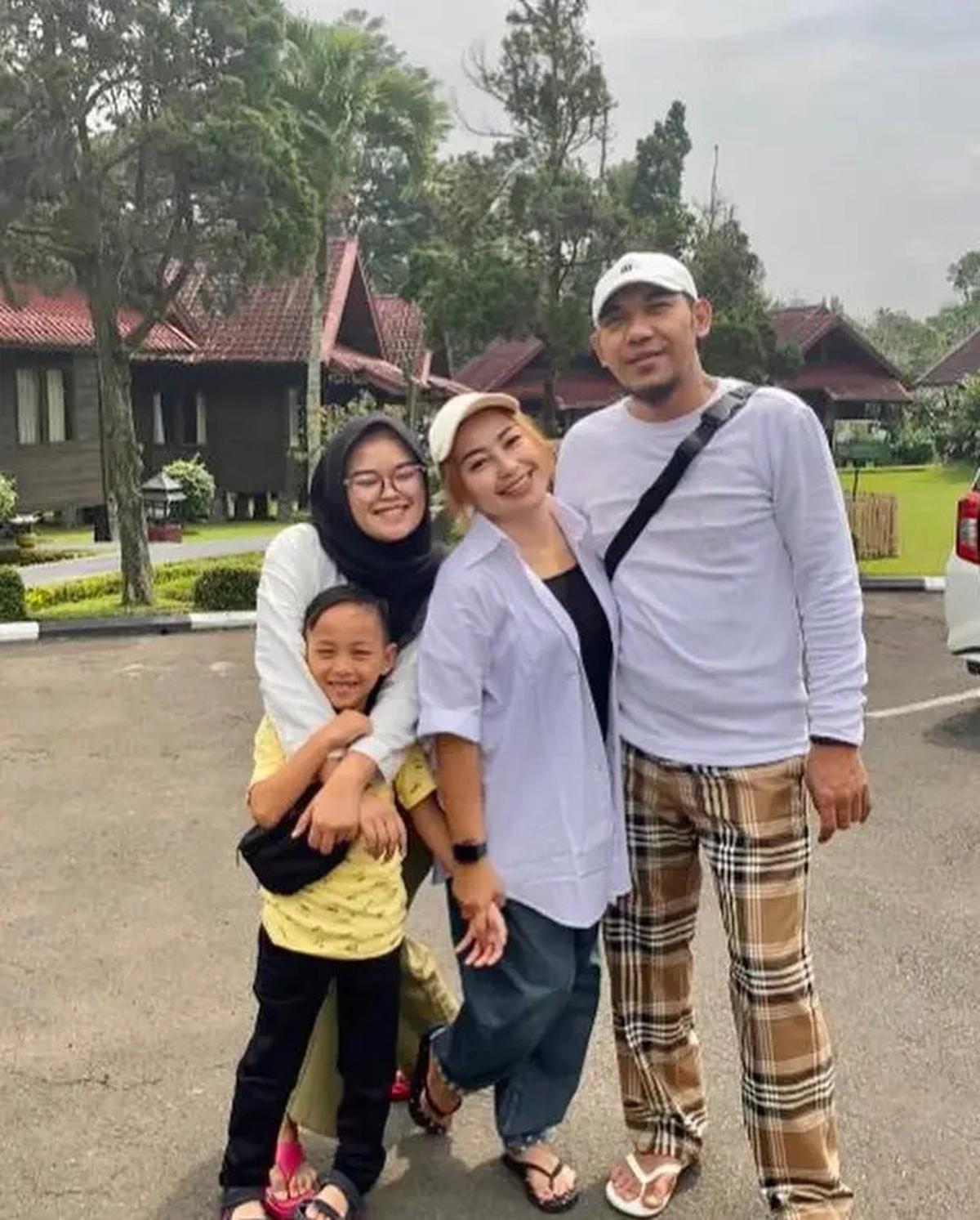 9 Potret Kenangan Mpok Alpa dan Sherly Anak Sulungnya, dari Momen Penuh Keceriaan hingga Perpisahan