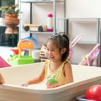 Melalui respon yang tenang dan penuh kesadaran, ibu membantu anak belajar mengenali, mengekspresikan, dan mengendalikan emosinya dengan sehat. (Foto: Tanaphong Toochinda/Unsplash)