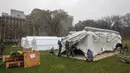 Pekerja Samaritan's Purse membangun rumah sakit lapangan darurat virus corona COVID-19 di Central Park, New York, Amerika Serikat, Minggu (29/3/2020). Rumah sakit lapangan darurat yang dibangun di seberang Rumah Sakit Mount Sinai ini dilengkapi dengan unit pernapasan. (AP Photo/Mary Altaffer)