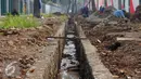 Kondisi saluran air yang dibuat di trotoar Jalan Gerbang Pemuda Senayan, Jakarta, Kamis (25/8). Rencananya, pembenahan trotoar akan memperhatikan akses untuk penyandang disabilitas sesuai dengan konsep DKI. (Liputan6.com/Helmi Fithriansyah)