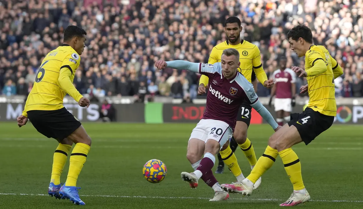 Penyerang West Ham United, Jarrod Bowen mencoba mencetak gol saat melawan Chelsea pada pertandingan lanjutan Liga Inggris di stadion London di London Timur (4/12/2021). Atas hasil ini, West Ham memperkokoh posisinya di urutan keempat dengan 27 poin. (AP Photo/Alastair Grant)