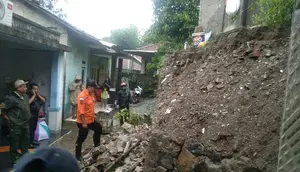 Hujan deras membuat sejumlah pemukiman di Kota Tangerang Selatan (Tangsel), Banten ditimpa bencana banjir dan tanah longsor, Sabtu (6/7/2024). (Liputan6.com/Pramita Tristiawati)