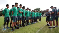 Pemain menyimak arahan jelang latihan seleksi masuk Timnas Indonesia U-19 di Lapangan Atang Sutresna, Jakarta, Kamis (6/4). 14 pemain yang pernah berlaga di luar negeri mengikuti seleksi masuk Timnas Indonesia U-19. (Liputan6.com/Helmi Fithriansyah)
