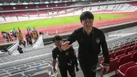 Pelatih kepala Timnas Indonesia U-20, Shin Tae-yong berjalan meninggalkan lapangan setelah acara hitung mundur 100 hari Piala Dunia U-20 2023 yang berlangsung di Stadion Utama Gelora Bung Karno (SUGBK), Jakarta, Kamis (09/02/2023). Piala Dunia U-20 2023 akan berlangsung pada 20 Mei 2023 mendatang di Indonesia. (Bola.com/Bagaskara Lazuardi)