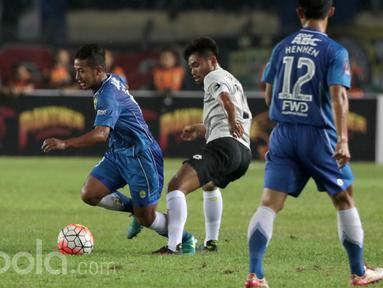 Pemain Persib Bandung, Zola, melewati pemain Persela Lamongan pada laga Piala Presiden 2017 di Stadion Si Jalak Harupat, Bandung, Jumat (17/2/2017). Persib menang 2-0 atas Persela. (Bola.com/Nicklas Hanoatubun)