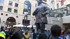 Patung Nelson Mandela dibuat sebagai wujud suka rakyat Afsel atas tumbangnya rezim apartheid atau politik pemisahan warna kulit. 