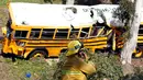  Petugas sedang memantau bus sekolah yang ringsek akibat menabrak pohon, Anaheim, California, Kamis (24/04/2014)(REUTERS/Alex Gallardo).