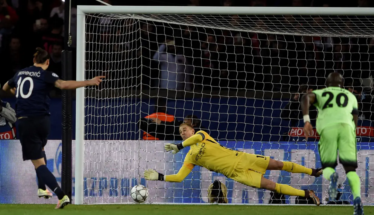 Striker PSG, Zlatan Ibrahimovic, gagal mencetak gol melalui penalti ke gawang Manchester City pada leg pertama perempat final Liga Champions di Stadion Parc des Princes, Paris, Kamis (7/4/2016) dini hari WIB. (AFP/Miguel Medina)