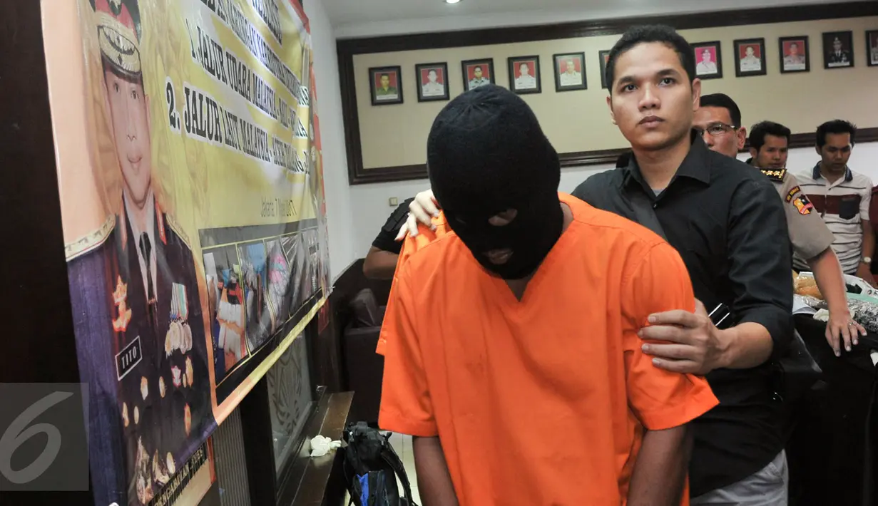 Salah satu tersangka diperlihatkan saat press release pengungkapan jaringan narkotika internasional oleh Bareskrim, Jakarta, Selasa (7/3). (Liputan6.com/Yoppy Renato)