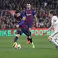 Penyerang Barcelona Lionel Messi (tengah) menggiring bola melewati pemain Real Madrid Toni Kroos dan Luka Modric saat bertanding pada leg pertama semifinal Copa del Rey di Stadion Camp Nou, Barcelona, Spanyol, Rabu (6/2). (AP Photo/Emilio Morenatti)