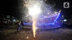Warga menyalakan kembang api saat merayakan malam Idul Fitri 1443 Hijriah di kawasan Manggarai, Jakarta, Minggu (1/5/2022). Kemeriahan malam takbir di kawasan tersebut tak terbendung digelar sangat antusias oleh warga setelah sempat dilarang selama dua tahun akibat pandemi. (merdeka.com/Iqbal S. Nugroho)