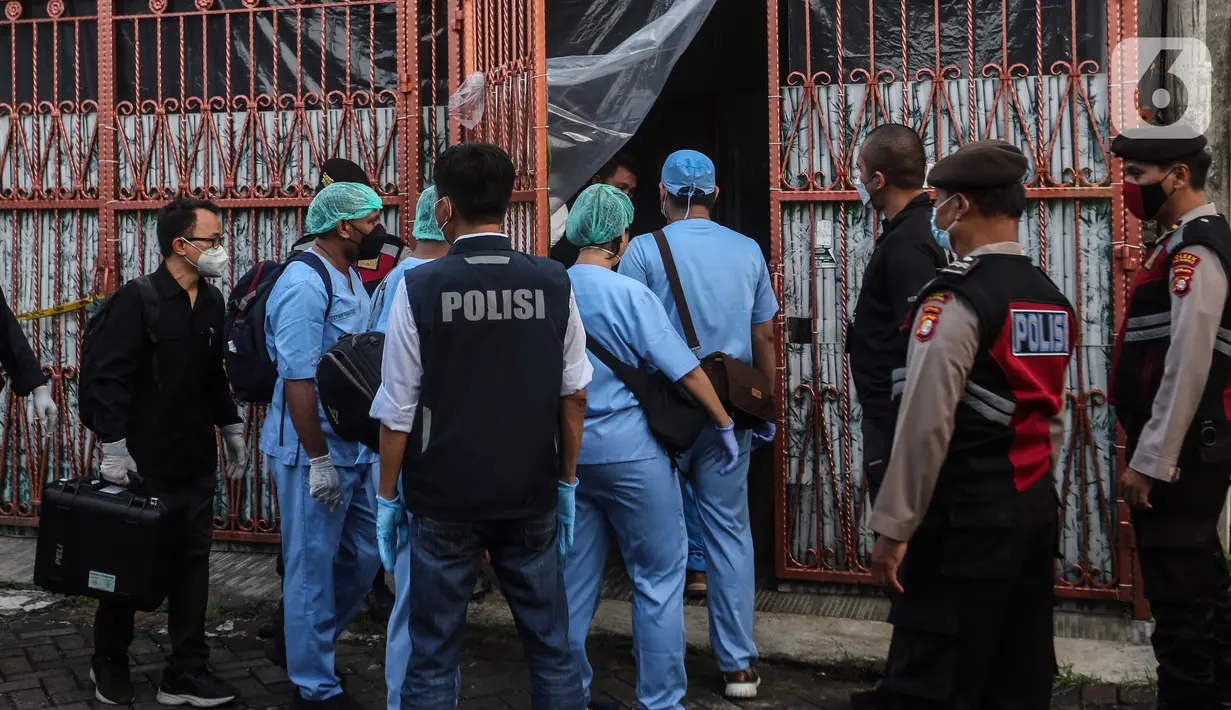 Penyidik dari Polsek Kalideres bersama tim yang mengenakan baju Pusat Laboratorium Forensik (Puslabfor) Badan Reserse Kriminal (Bareskrim) Mabes Polri datang ke lokasi rumah tempat penemuan empat jenazah satu keluarga di Kalideres, Jakarta Barat,Rabu (16/11/2022). Hingga sampai saat ini Polisi belum mengungkapkan penyebab kematian korban melainkan berdasarkan hasil pemeriksaan, tidak ditemukan tanda kekerasan dan ditemukan fakta keempat jasad itu sudah lama tidak mendapat asuman makanan maupun minuman. (Liputan6.com/Johan Tallo)