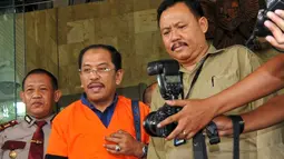 Ilham Arief Sirajuddin berjalan usai menjalani pemeriksaan di gedung KPK, Jakarta, Selasa (28/7/2015). Ilham diduga tersangkut korupsi pelaksanaan kerja sama rehabilitasi dan transfer kelola air di PDAM Makassar 2006-2012. (Liputan6.com/Yoppy Renato)