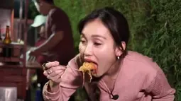 Baru-baru ini, dia juga mencicip bakso gerobak yang mangkal di pinggir jalan di kawasan Cipete, Jakarta Selatan. Dengan lahap dia memakan satu sendok penuh. (Foto: YouTube/ Qiss You TV via TikTok)