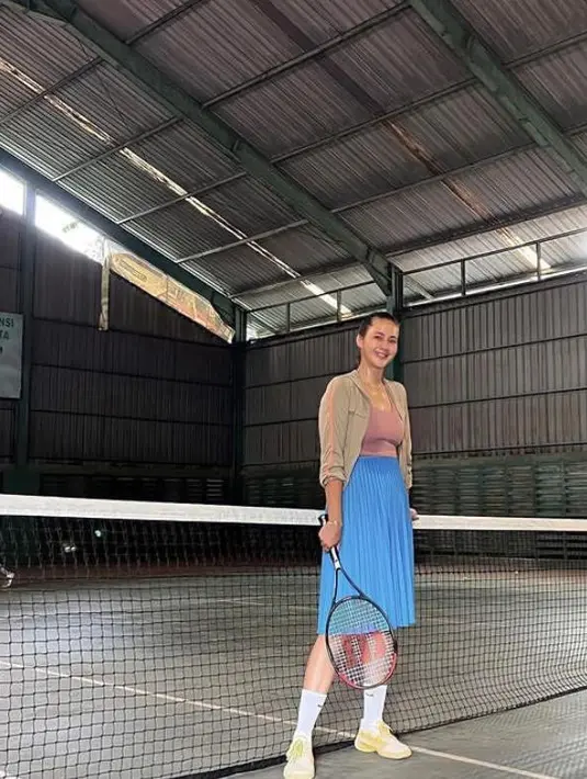 <p>Perdana main tennis, Paula tampil sporty chic memadukan jaket berwarna mocha dengan tank top berwarna pink salem dan rok plisket berwarna biru. Makin kece dengan sneakers nuansa putih kuning. (Instagram/paula_verhoeven).</p>