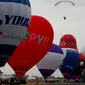 Kemeriahan Festival Balon Udara Internasional yang berlangsung di Clark, Utara Manila, Provinsi Pampanga, Filipina, Kamis (8/2). Festival ini menampilkan 26 balon udara raksasa aneka warna dan bentuk. (AP Photo/Bullit Marquez)