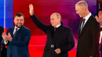 Presiden Rusia Vladimir Putin (tengah) melambai saat Pemimpin Republik Rakyat Donetsk Denis Pushilin (kiri), dan Kepala Wilayah Kherson yang ditunjuk Moskow Vladimir Saldo (kanan) berdiri di dekatnya saat perayaan menandai penggabungan wilayah Ukraina dengan Rusia di Lapangan Merah, Moskow, Rusia, 30 September 2022. (Sergei Karpukhin, Sputnik, Kremlin Pool Photo via AP)