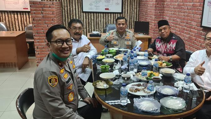 Kejaksaan Agung (Kejagung) menyampaikan tanggapannya terkait beredarnya foto yang menunjukkan momen diduga jamuan makan Kejaksaan Negeri Jakarta Selatan terhadap terdakwa kasus Djoko Tjandra yakni Irjen Napoleon Bonaparte dan Brigjen Prasetijo Utomo.