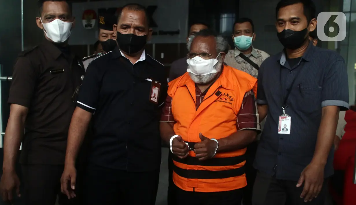 Bupati Mimika Eltinus Omaleng (rompi oranye) digiring petugas usai rilis penahanan di Gedung KPK Jakarta, Kamis (8/9/2022). Eltinus Omaleng merupakan tersangka kasus dugaan korupsi pembangunan Gereja Kingmi Mile 32 di Mimika, Papua. Eltinus sempat tak terima dijerat sebagai tersangka oleh KPK dan mengajukan gugatan praperadilan. (Liputan6.com/Helmi Fithriansyah)