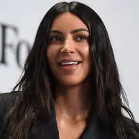 Bukan hal yang aneh jika pujian datang bersamaan dengan cacian bagi para selebriti. Seperti Kim Kardashian yang sering mendapat hujatan para penggemarnya, terlebih di media sosialnya.  (AFP/Bintang.com)