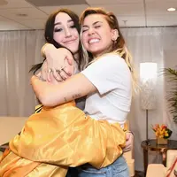 Miley Cyrus tak senang dengan hal yang dilakukan Lil Xan pada adiknya, Noah. (lifeandstylemag)