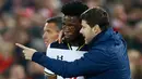 Pelatih Tottenham Hotspur, Mauricio Pochettino memberi instruksi pemainya, Josh Onomah saat pertandingan Piala Liga Inggris, Liverpool, Inggris (25/10). Hotspur harus menerima kekalahannya dengan skor 2-1 atas Liverpool. (Reuters/Phil Noble)