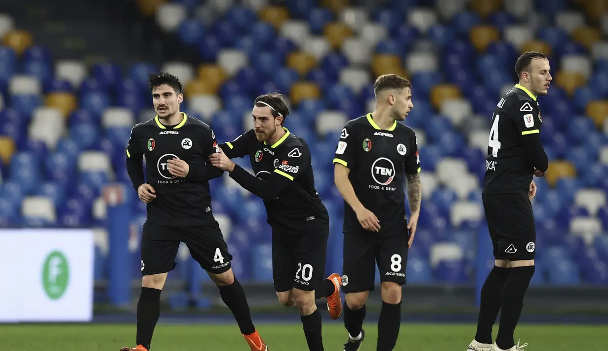 Gelandang Spezia, Gennaro Acampora (kiri) berselebrasi usai mencetak gol ke gawang Napoli pada pertandingan perempat final Coppa Italia di stadion Maradona di Naples, Italia, Jumat (29/1/2021). Kemenangan ini mengantarkan Napoli ke semifinal Coppa Italia. (Alessandro Garofalo/LaPresse via AP)
