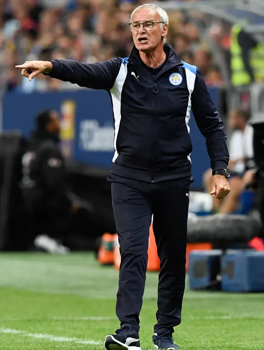 Pelatih Leicester City, Claudio Ranieri mengintruksikan para pemainnya saat melawan Barcelona di International Champions Cup di Friends Arena, Stockholm, Swedia, (4/8). Barcelona menang atas Leicester dengan skor 4-2. (AFP PHOTO/Jonathan Nackstrand)