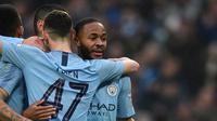Winger Manchester City Raheem Sterling (kanan) merayakan gol ke gawang Rotherham United pada babak tiga Piala FA di Etihad Stadium, Minggu (6/1/2019). (AFP/Oli Scarff)