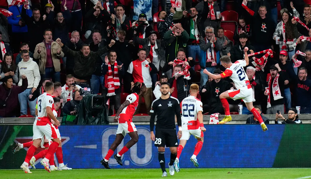 Hasil ini membawa Slavia Praha memuncaki Grup G Liga Europa dengan enam poin, unggul produktivitas gol dari AS Roma yang mengoleksi poin yang sama di peringkat kedua. (AP Photo/Petr David Josek)