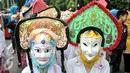 Peserta Kirab Budaya Merah Putih mengenakan topeng saat pawai, Bogor, Jawa Barat, Minggu (13/11). Acara ini bertujuan untuk memperkenalkan budaya bangsa kepada anak-anak muda dan sekaligus mempromosikan wisata Bogor. (Liputan6.com/Yoppy Renato)