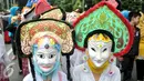 Peserta Kirab Budaya Merah Putih mengenakan topeng saat pawai, Bogor, Jawa Barat, Minggu (13/11). Acara ini bertujuan untuk memperkenalkan budaya bangsa kepada anak-anak muda dan sekaligus mempromosikan wisata Bogor. (Liputan6.com/Yoppy Renato)