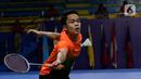 Tunggal putra Indonesia, Anthony Ginting, mengembalikan kok saat melawan Soong Joo Ven pada final beregu SEA Games 2019 di Multinlupa Sport Center, Filipina, Rabu (4/12/2019). Ginting menang 13-21, 21-15, dan 21-18. (Bola.com/M Iqbal Ichsan)