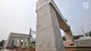 Aktivitas pekerja proyek Double Double Track (DDT) Paket A Stasiun Manggarai-Jatinegara di kawasan Manggarai, Jakarta, Selasa (28/8). Proyek DDT dari Manggarai-Jatinegara-Cikarang sepanjang 35 kilometer. (Merdeka.com/Iqbal Nugroho)